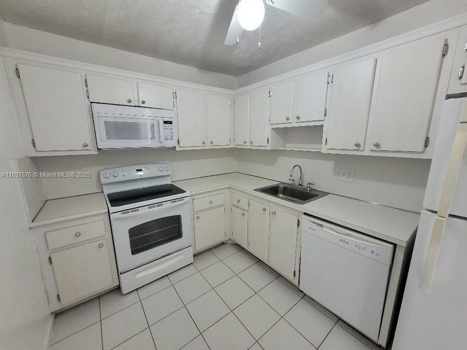 Active With Contract: $1,600 (1 beds, 1 baths, 889 Square Feet)