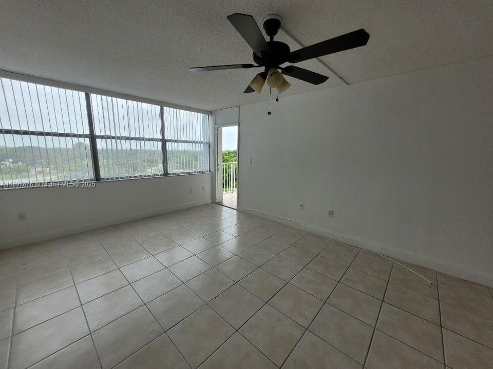 Active With Contract: $1,600 (1 beds, 1 baths, 889 Square Feet)