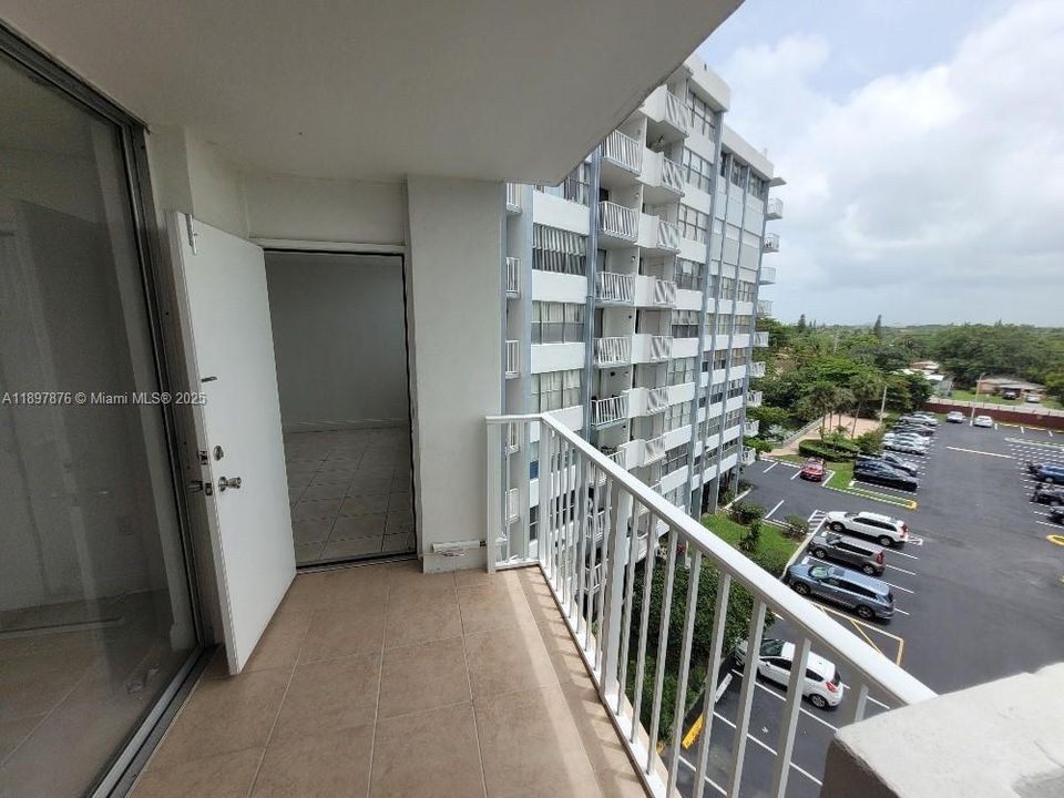 Active With Contract: $1,600 (1 beds, 1 baths, 889 Square Feet)