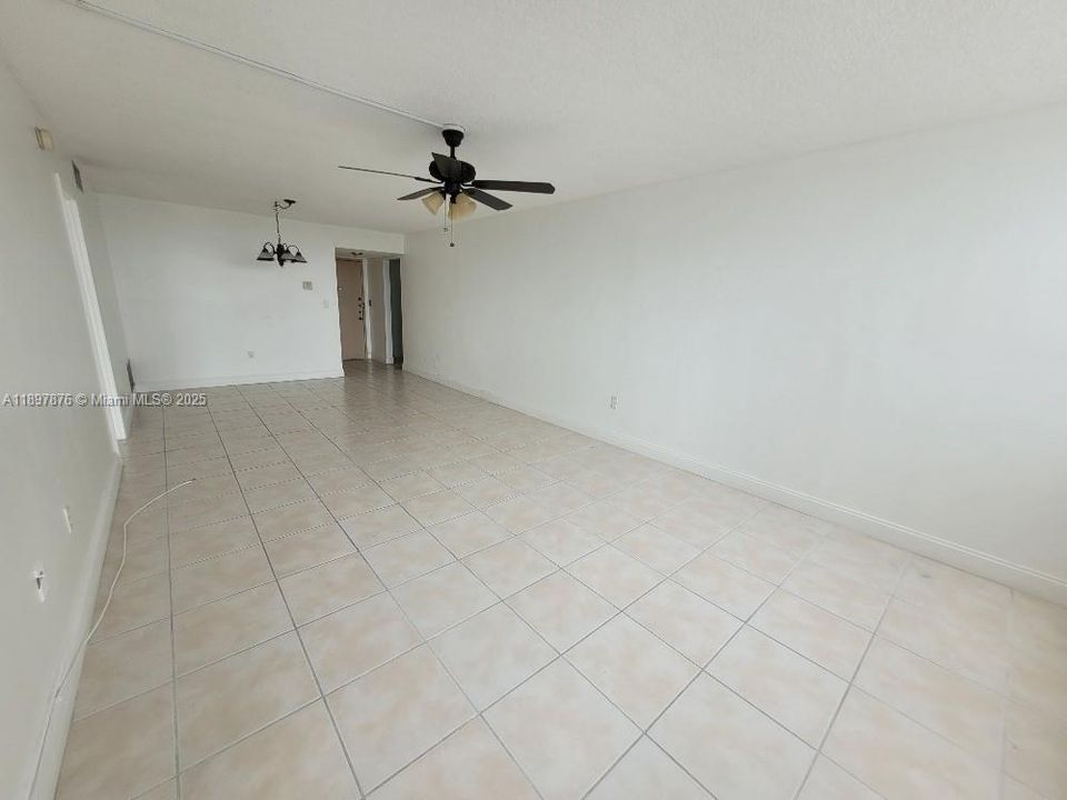 Active With Contract: $1,600 (1 beds, 1 baths, 889 Square Feet)