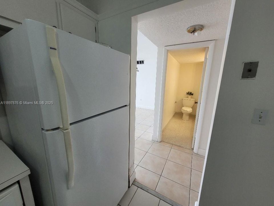 Active With Contract: $1,600 (1 beds, 1 baths, 889 Square Feet)