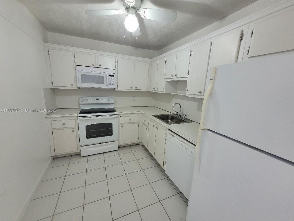 Active With Contract: $1,600 (1 beds, 1 baths, 889 Square Feet)