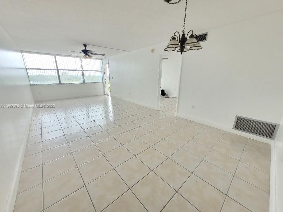 Active With Contract: $1,600 (1 beds, 1 baths, 889 Square Feet)