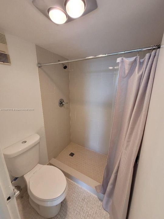 Active With Contract: $1,600 (1 beds, 1 baths, 889 Square Feet)