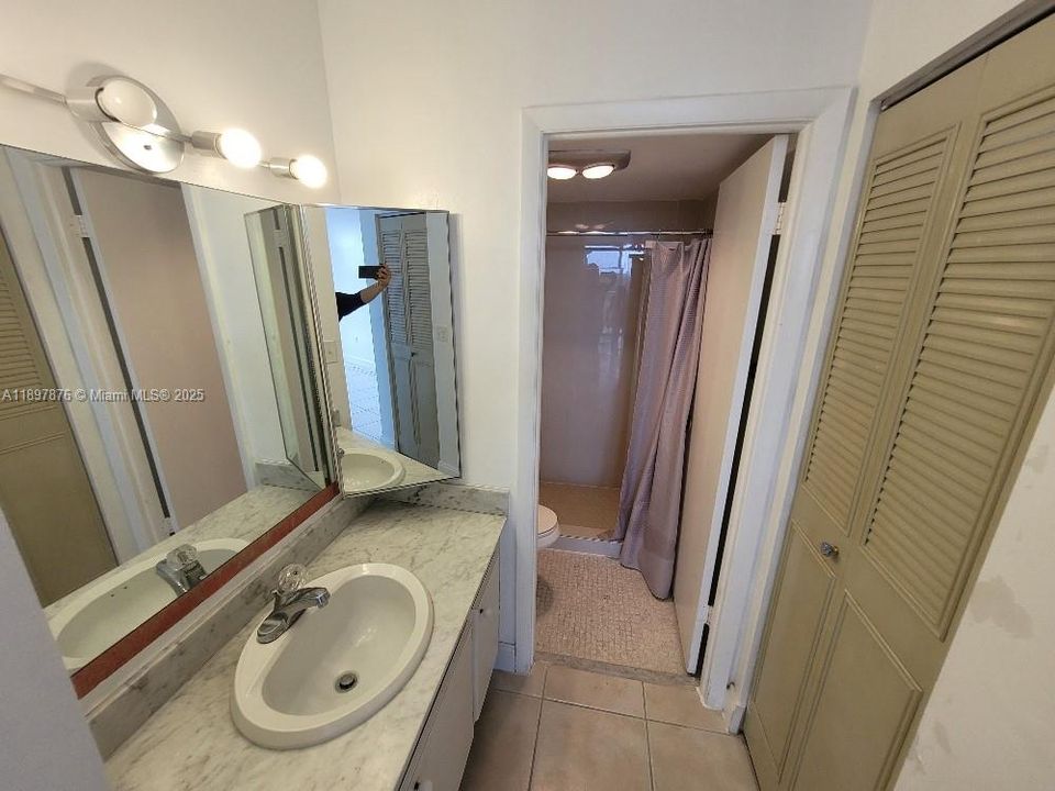 Active With Contract: $1,600 (1 beds, 1 baths, 889 Square Feet)