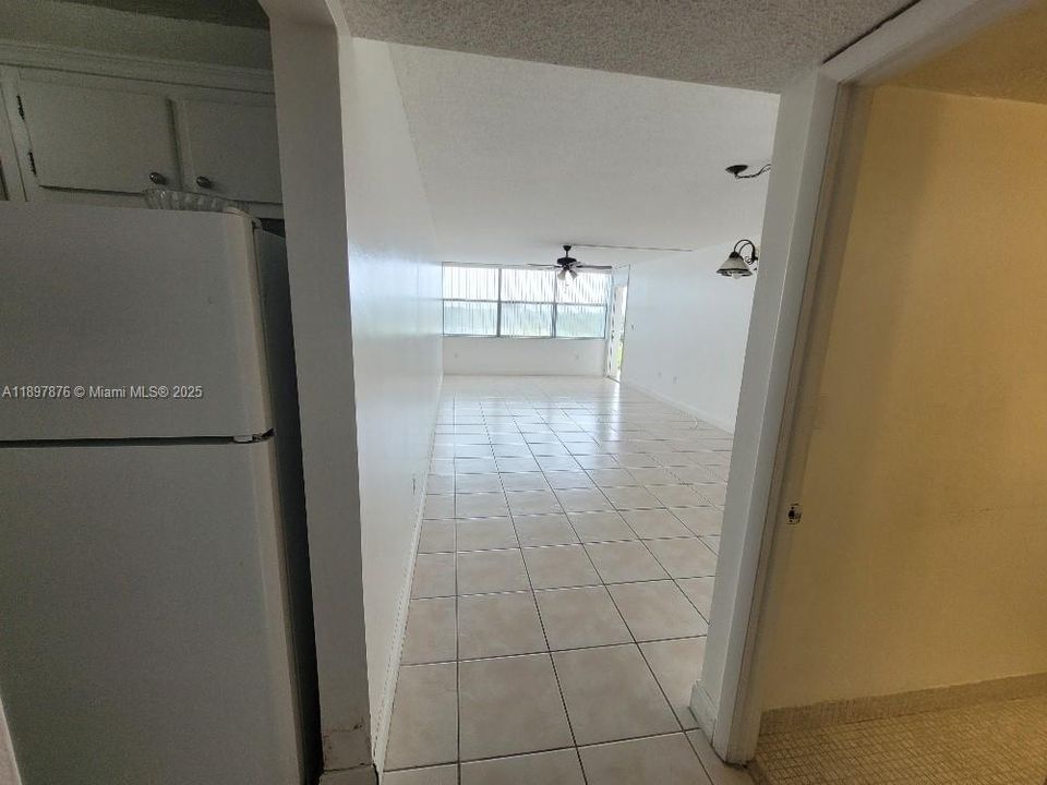Active With Contract: $1,600 (1 beds, 1 baths, 889 Square Feet)