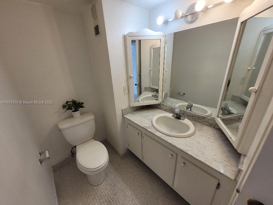 Active With Contract: $1,600 (1 beds, 1 baths, 889 Square Feet)