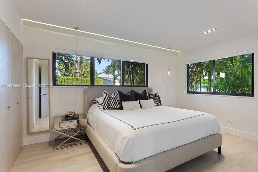 For Rent: $55,000 (5 beds, 5 baths, 3989 Square Feet)