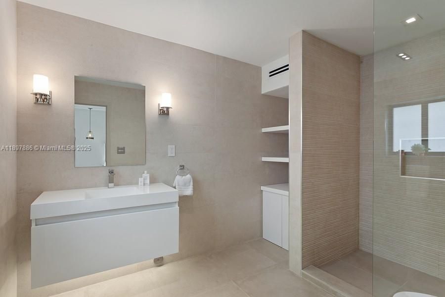 For Rent: $55,000 (5 beds, 5 baths, 3989 Square Feet)