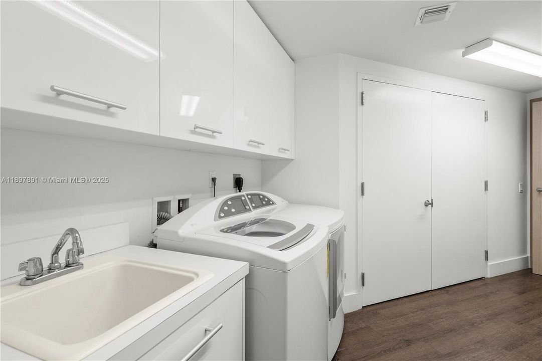 Active With Contract: $2,790,000 (3 beds, 3 baths, 3062 Square Feet)