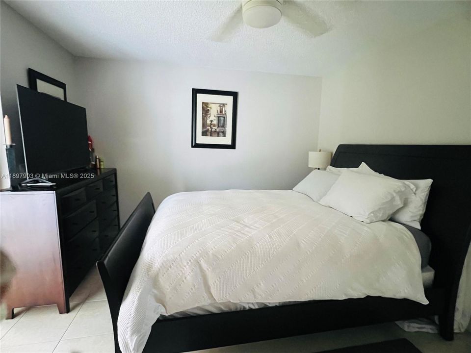 Под контрактом: $1,300 (1 спален, 1 ванн, 585 Квадратных фут)