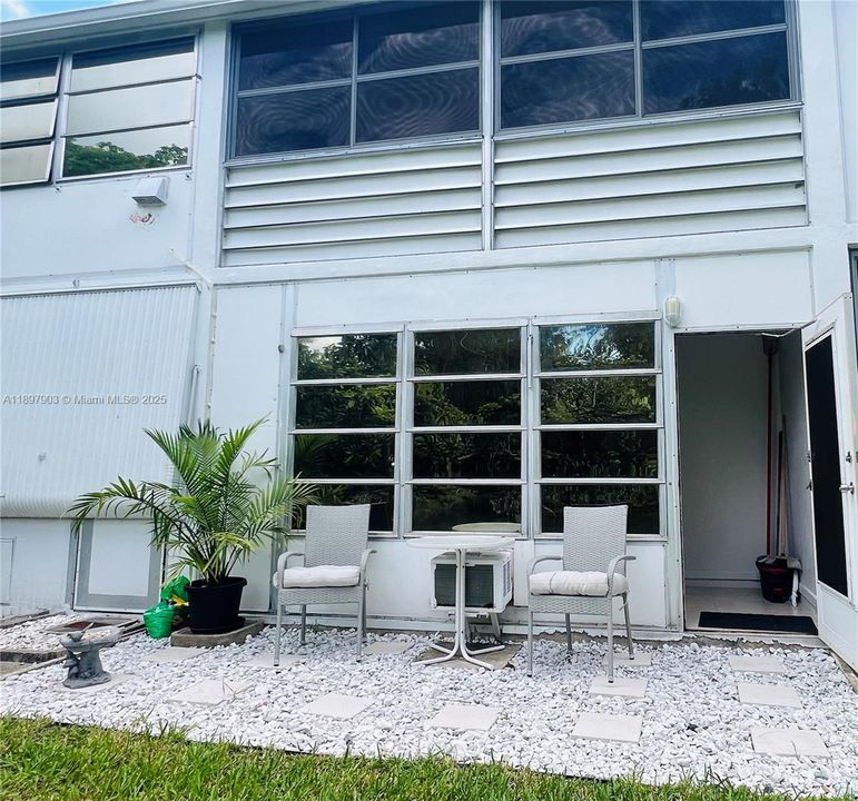 Под контрактом: $1,300 (1 спален, 1 ванн, 585 Квадратных фут)