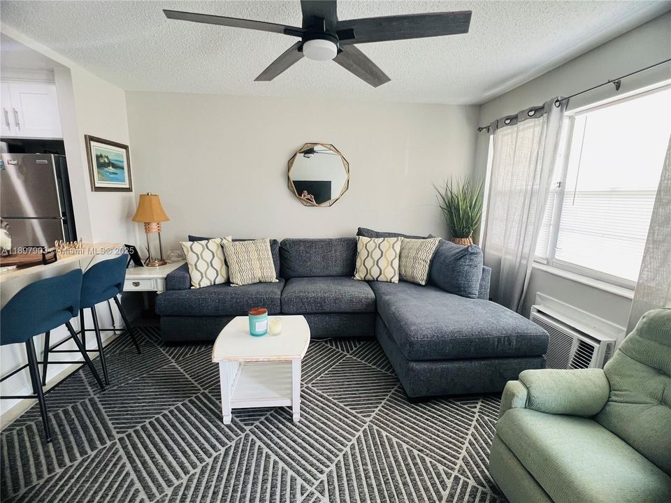 Под контрактом: $1,300 (1 спален, 1 ванн, 585 Квадратных фут)