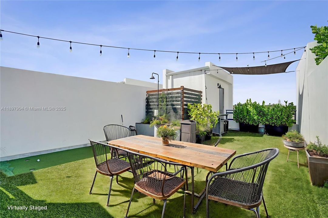 For Sale: $719,000 (3 beds, 3 baths, 2005 Square Feet)