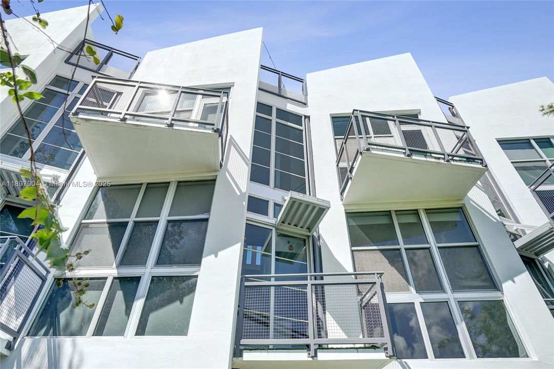 For Sale: $719,000 (3 beds, 3 baths, 2005 Square Feet)