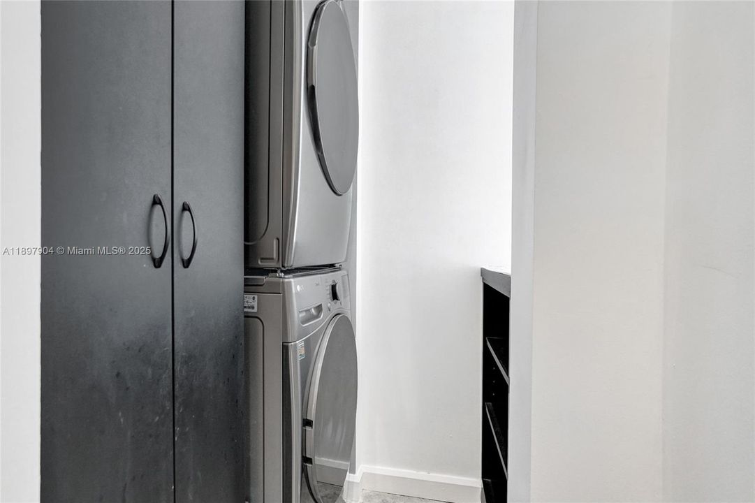 For Sale: $719,000 (3 beds, 3 baths, 2005 Square Feet)