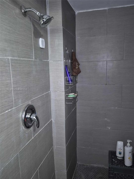 Active With Contract: $199,900 (2 beds, 2 baths, 1360 Square Feet)