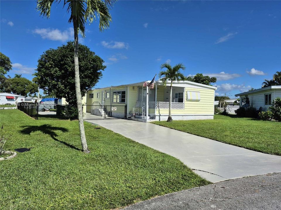 Active With Contract: $199,900 (2 beds, 2 baths, 1360 Square Feet)