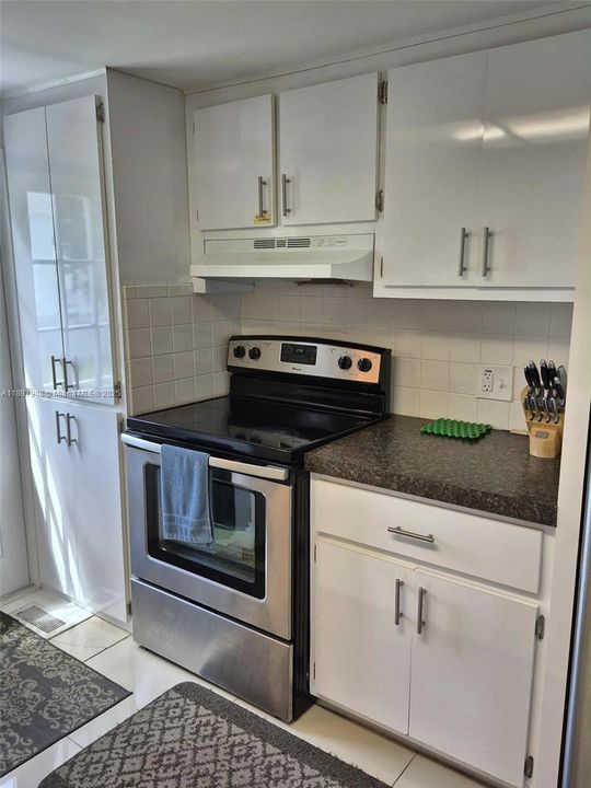 Active With Contract: $199,900 (2 beds, 2 baths, 1360 Square Feet)