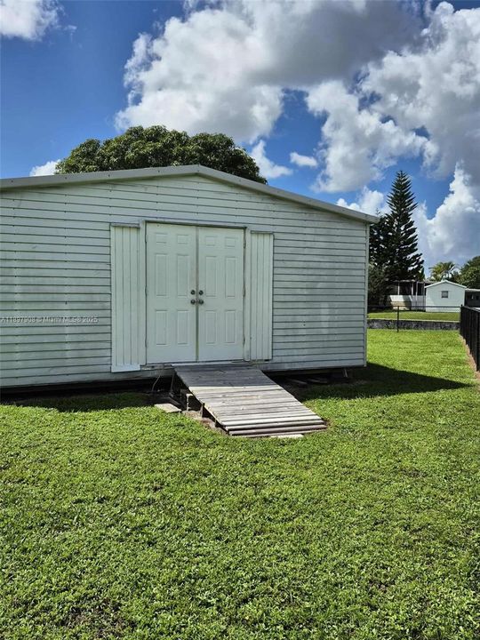 Active With Contract: $199,900 (2 beds, 2 baths, 1360 Square Feet)