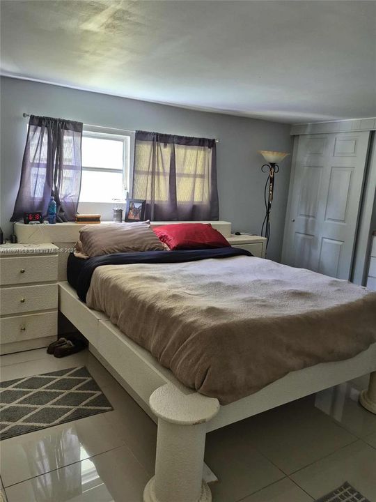 Active With Contract: $199,900 (2 beds, 2 baths, 1360 Square Feet)