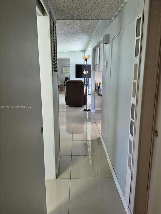 Active With Contract: $199,900 (2 beds, 2 baths, 1360 Square Feet)