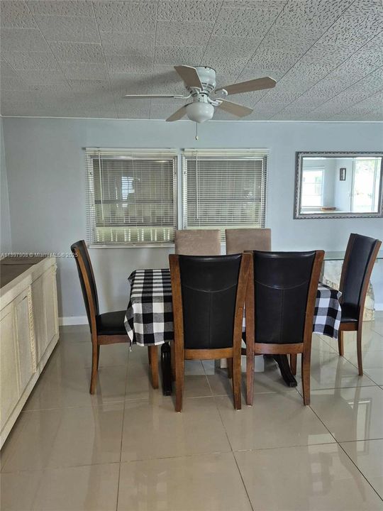 Active With Contract: $199,900 (2 beds, 2 baths, 1360 Square Feet)