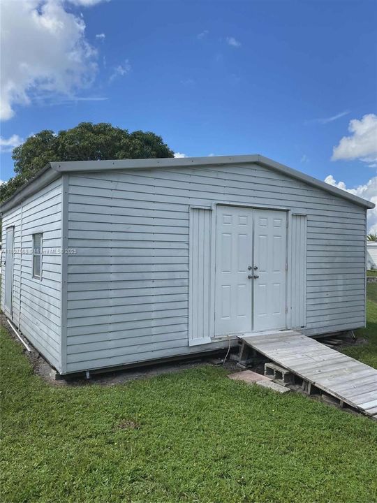 Active With Contract: $199,900 (2 beds, 2 baths, 1360 Square Feet)