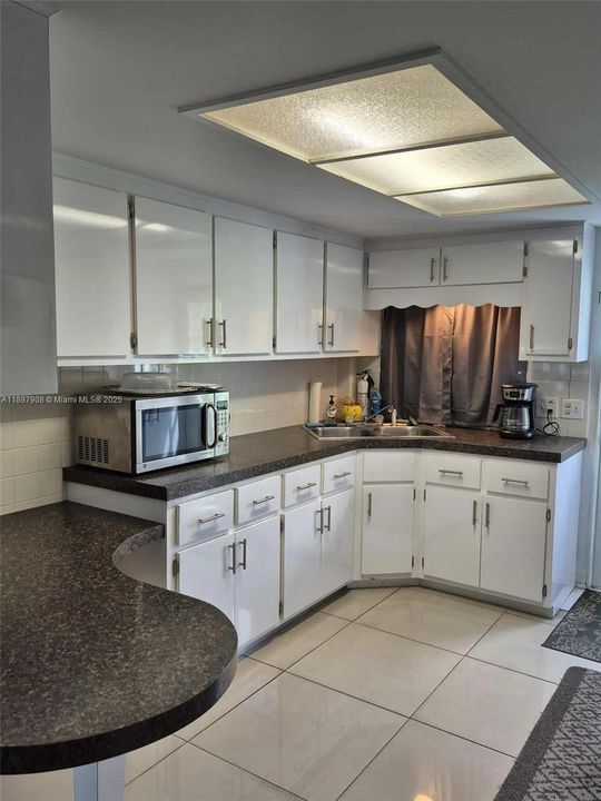 Active With Contract: $199,900 (2 beds, 2 baths, 1360 Square Feet)