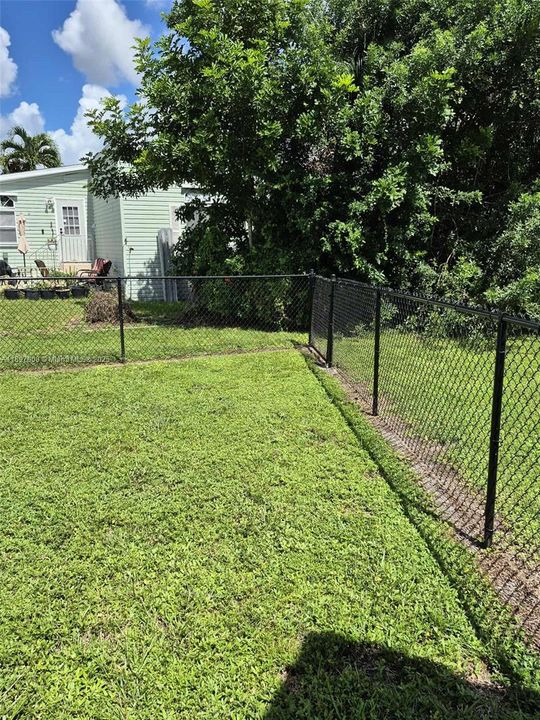 Active With Contract: $199,900 (2 beds, 2 baths, 1360 Square Feet)