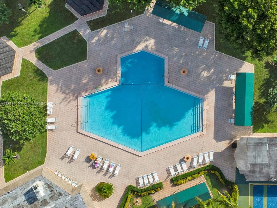 For Sale: $169,000 (2 beds, 2 baths, 1102 Square Feet)