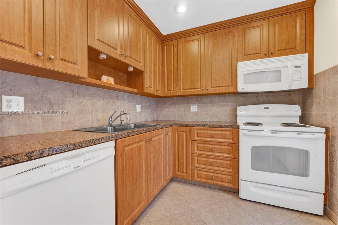 For Sale: $169,000 (2 beds, 2 baths, 1102 Square Feet)