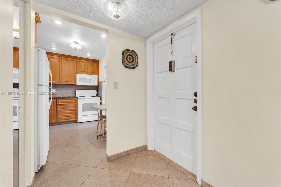 For Sale: $169,000 (2 beds, 2 baths, 1102 Square Feet)
