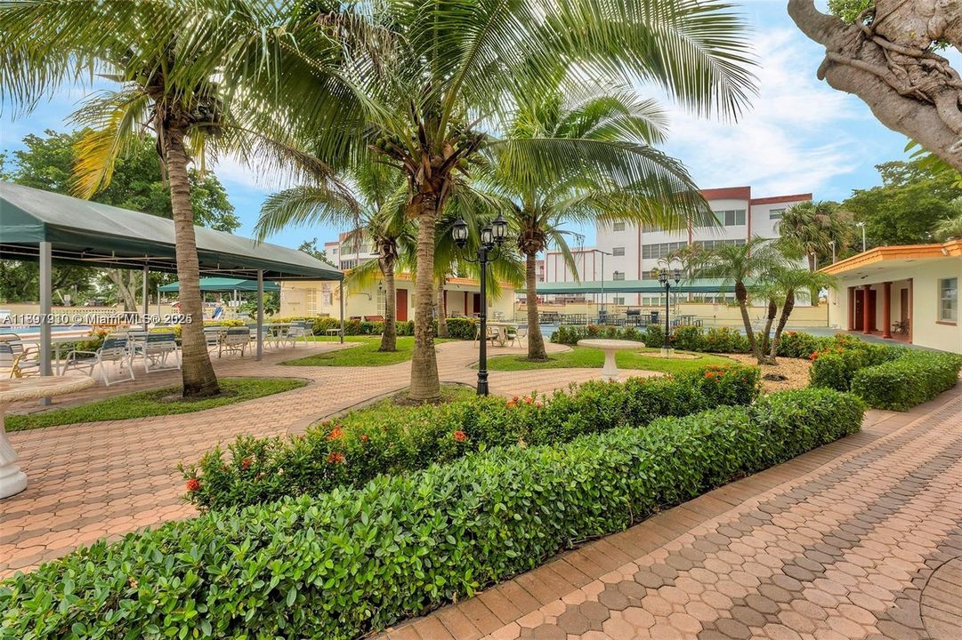 For Sale: $169,000 (2 beds, 2 baths, 1102 Square Feet)