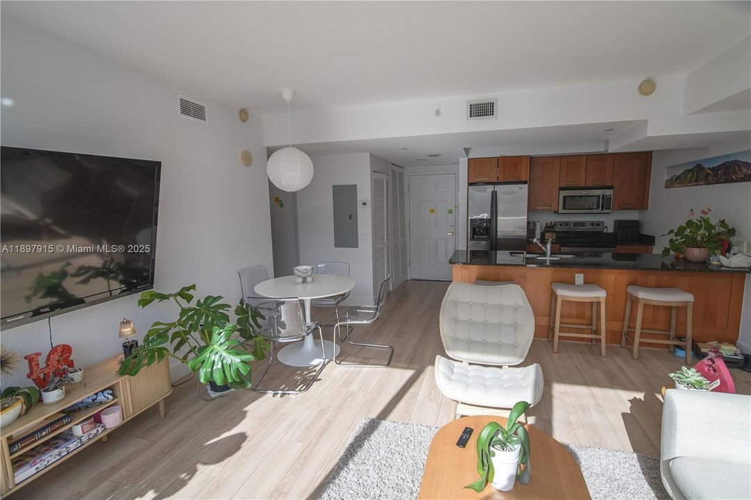 待售: $620,000 (2 贝兹, 2 浴室, 970 平方英尺)