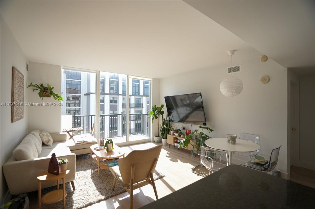 待售: $620,000 (2 贝兹, 2 浴室, 970 平方英尺)