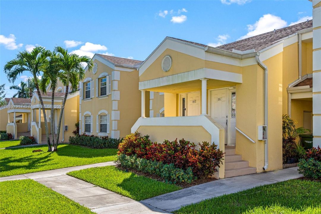 For Sale: $199,900 (2 beds, 2 baths, 1160 Square Feet)