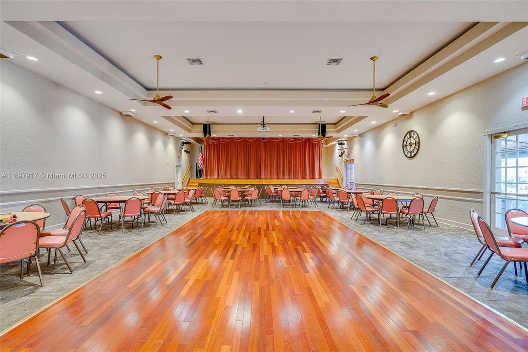 For Sale: $199,900 (2 beds, 2 baths, 1160 Square Feet)