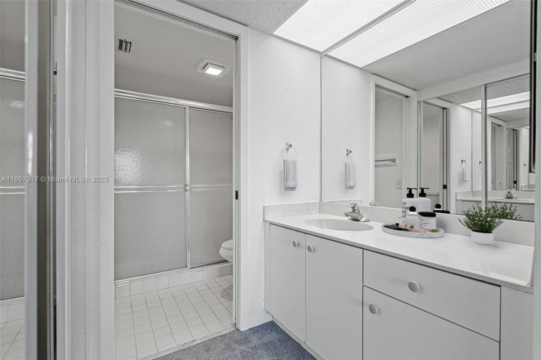 For Sale: $199,900 (2 beds, 2 baths, 1160 Square Feet)