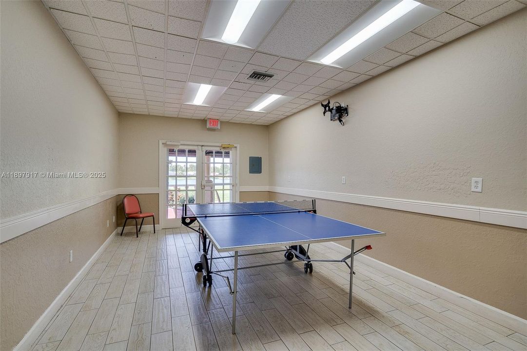 For Sale: $199,900 (2 beds, 2 baths, 1160 Square Feet)