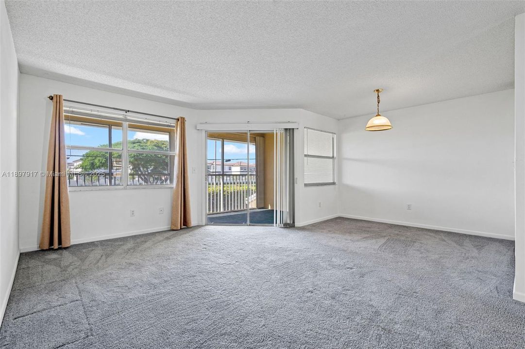 For Sale: $199,900 (2 beds, 2 baths, 1160 Square Feet)