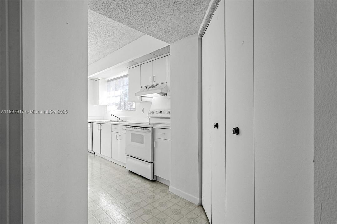 For Sale: $199,900 (2 beds, 2 baths, 1160 Square Feet)