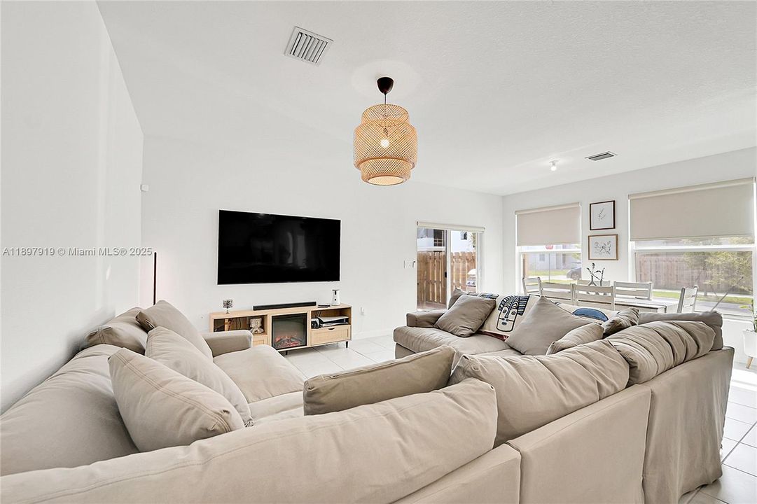 待售: $455,000 (3 贝兹, 2 浴室, 1648 平方英尺)