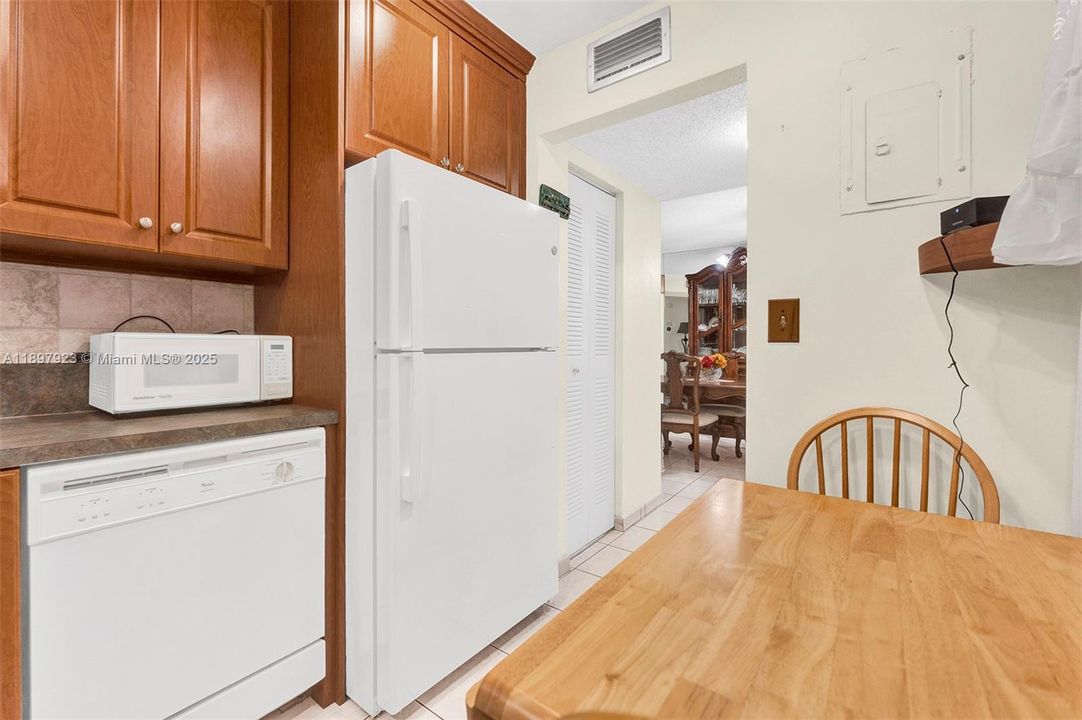 For Sale: $199,000 (2 beds, 2 baths, 1102 Square Feet)