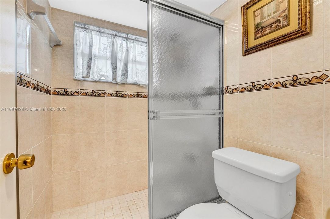 For Sale: $199,000 (2 beds, 2 baths, 1102 Square Feet)