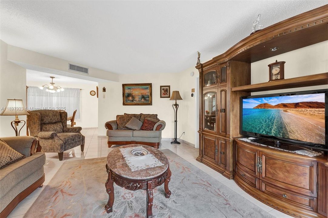 For Sale: $199,000 (2 beds, 2 baths, 1102 Square Feet)