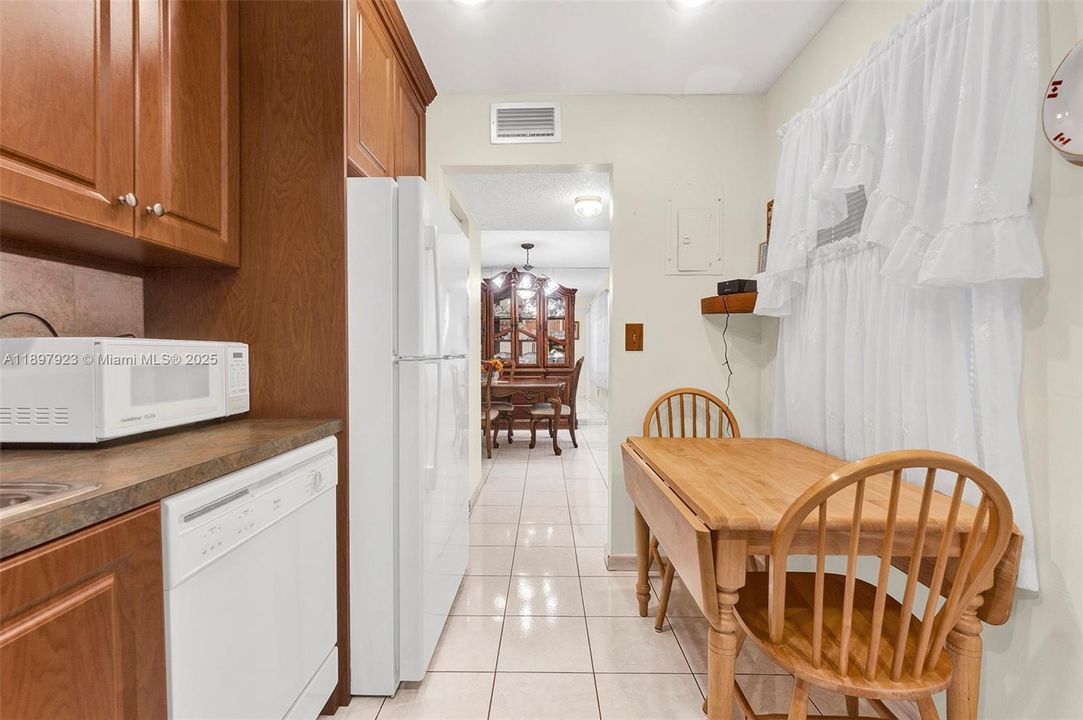For Sale: $199,000 (2 beds, 2 baths, 1102 Square Feet)