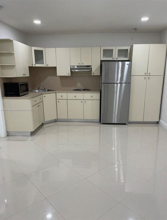 For Rent: $1,550 (1 beds, 1 baths, 750 Square Feet)