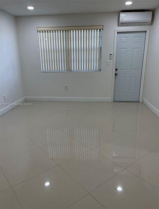 For Rent: $1,550 (1 beds, 1 baths, 750 Square Feet)