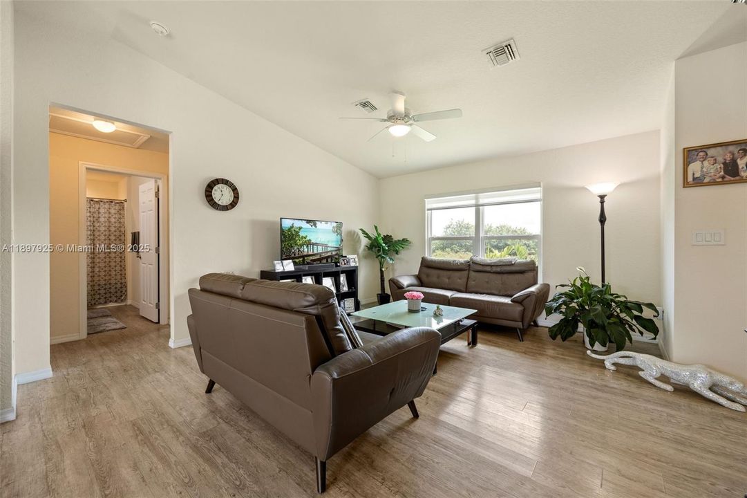 待售: $275,000 (3 贝兹, 2 浴室, 1204 平方英尺)